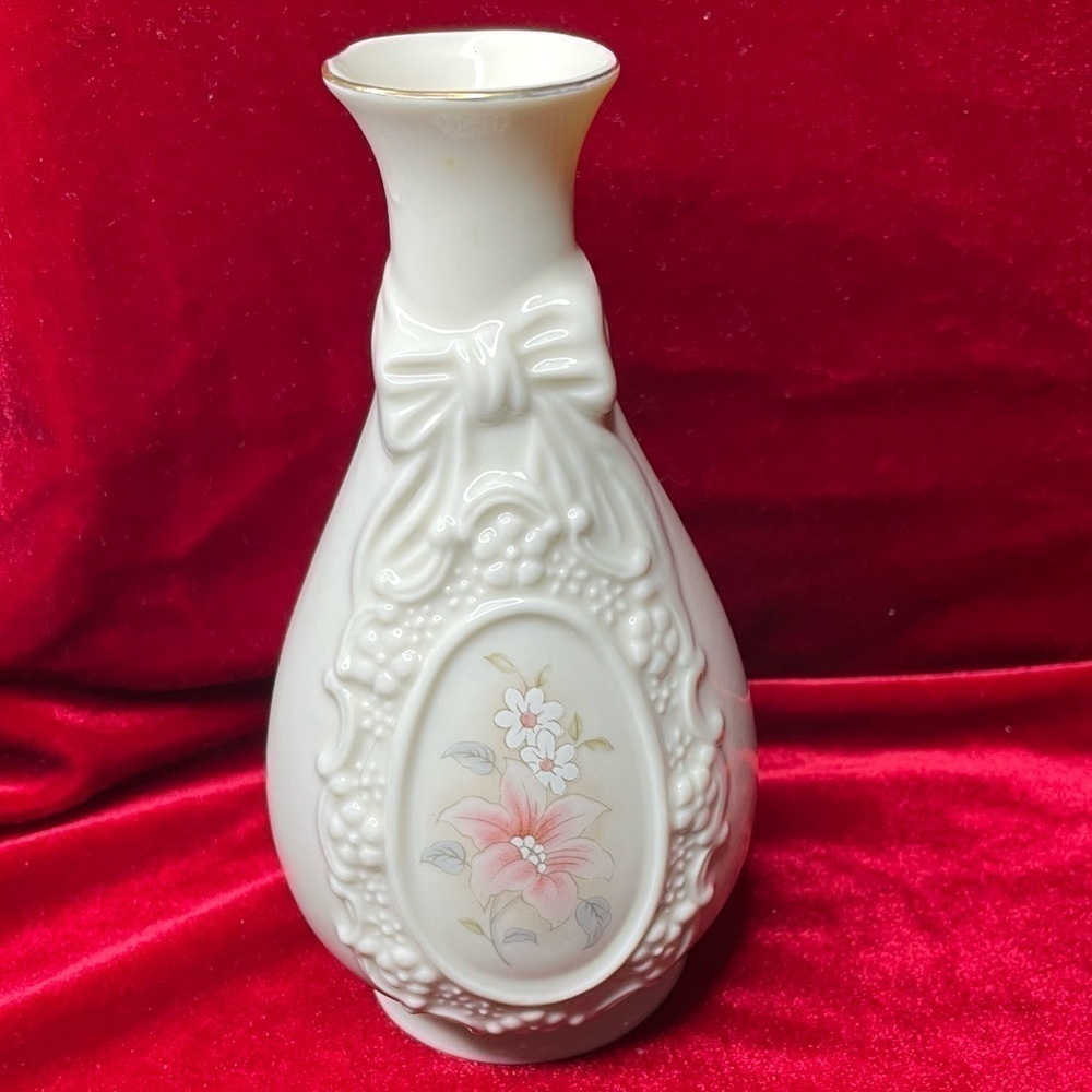 The Cameo Ribbon Vase Royal Heritage Collection Floral Vase